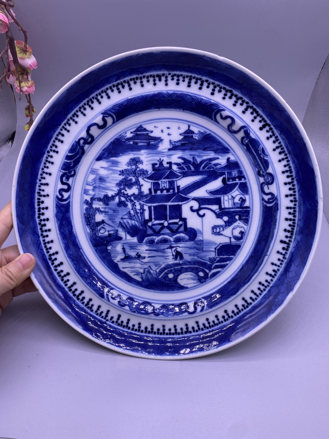 清代青花山水楼阁人物盘，尺寸24厘米，边缘小爆釉，其余全品，660包快递