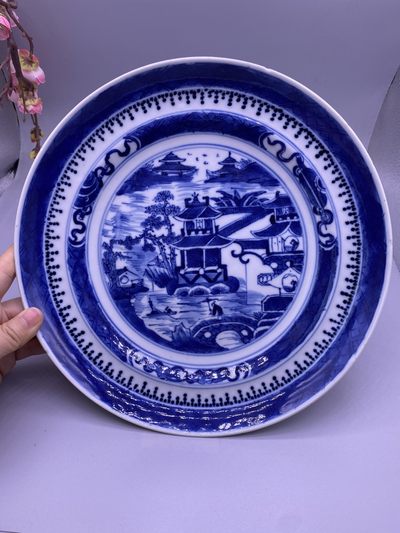 清代青花山水楼阁人物盘，尺寸24厘米，边缘小爆釉，其余全品，660包快递