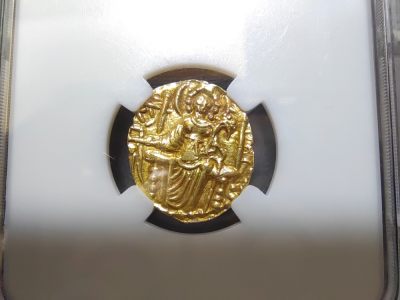 贵霜帝国金币与附属国寄多罗王朝金币