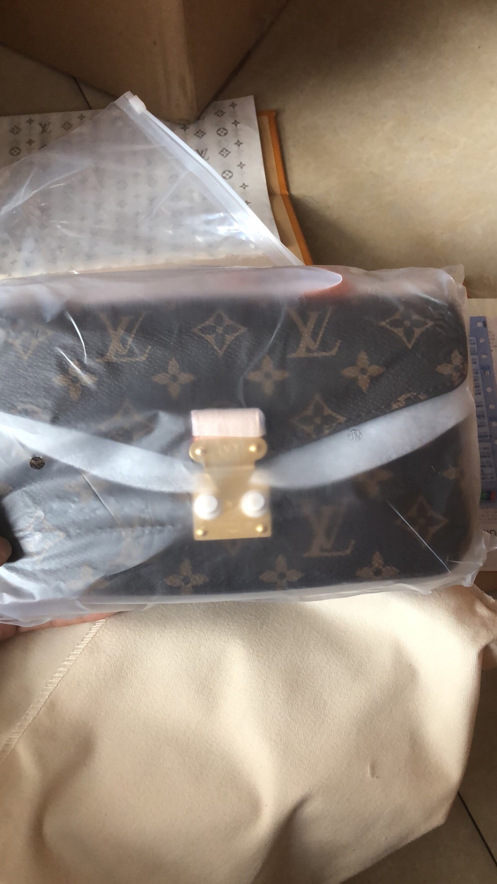 给小姐姐发的L V老花皮单肩包
