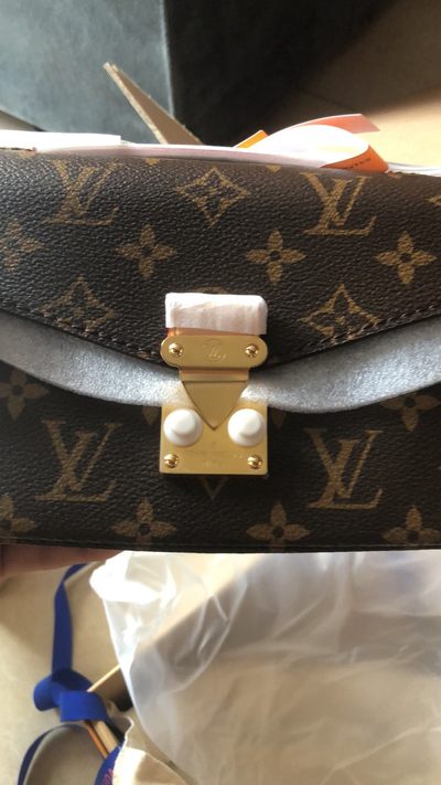 给小姐姐发的L V老花皮单肩包