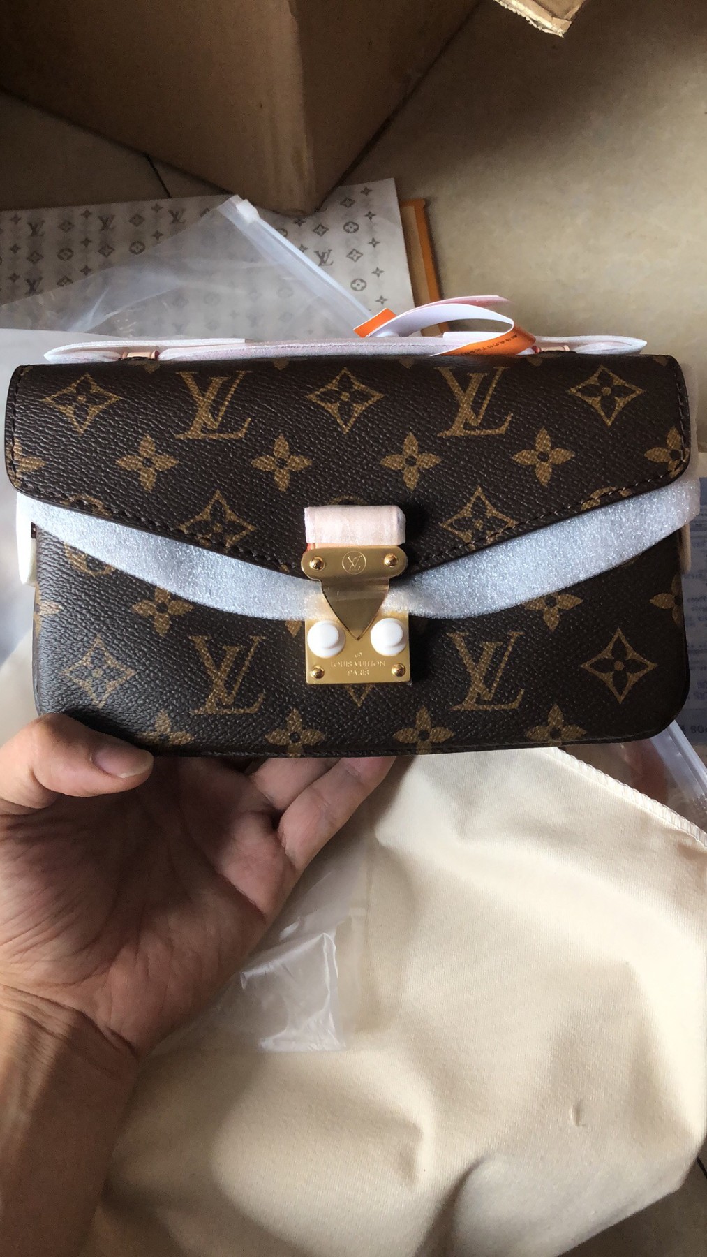 给小姐姐发的L V老花皮单肩包