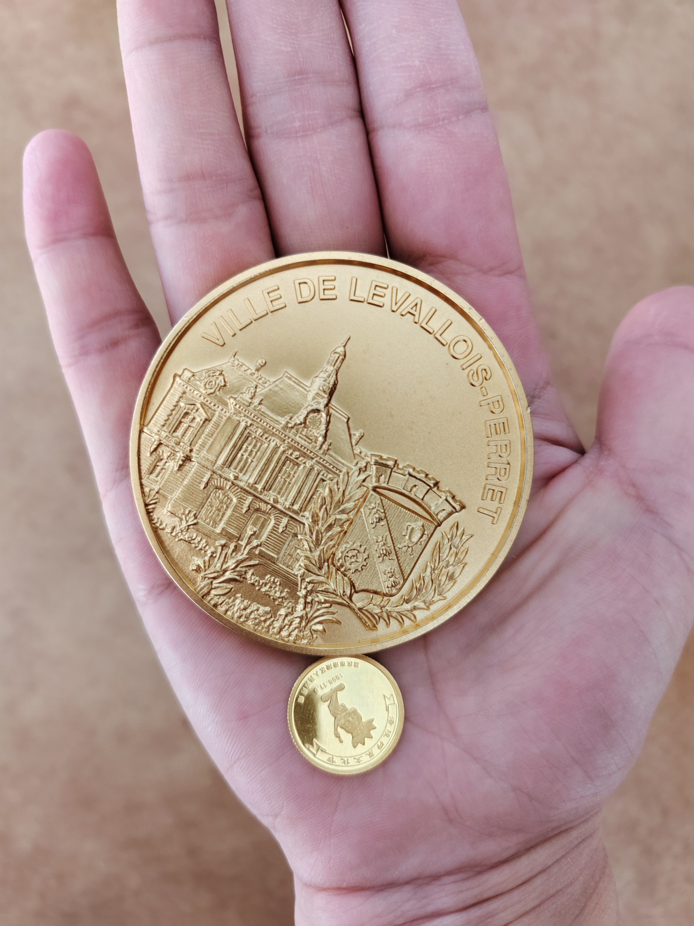 求长眼看看这个大个的金币是纯金还是镀金