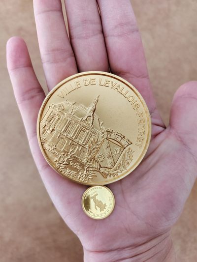 求长眼看看这个大个的金币是纯金还是镀金