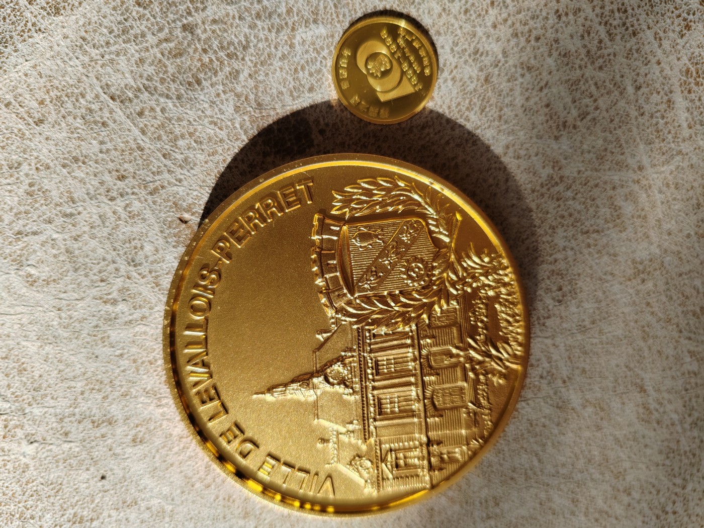 求长眼看看这个大个的金币是纯金还是镀金