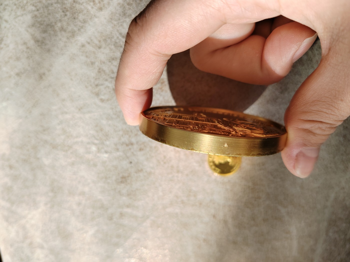 求长眼看看这个大个的金币是纯金还是镀金