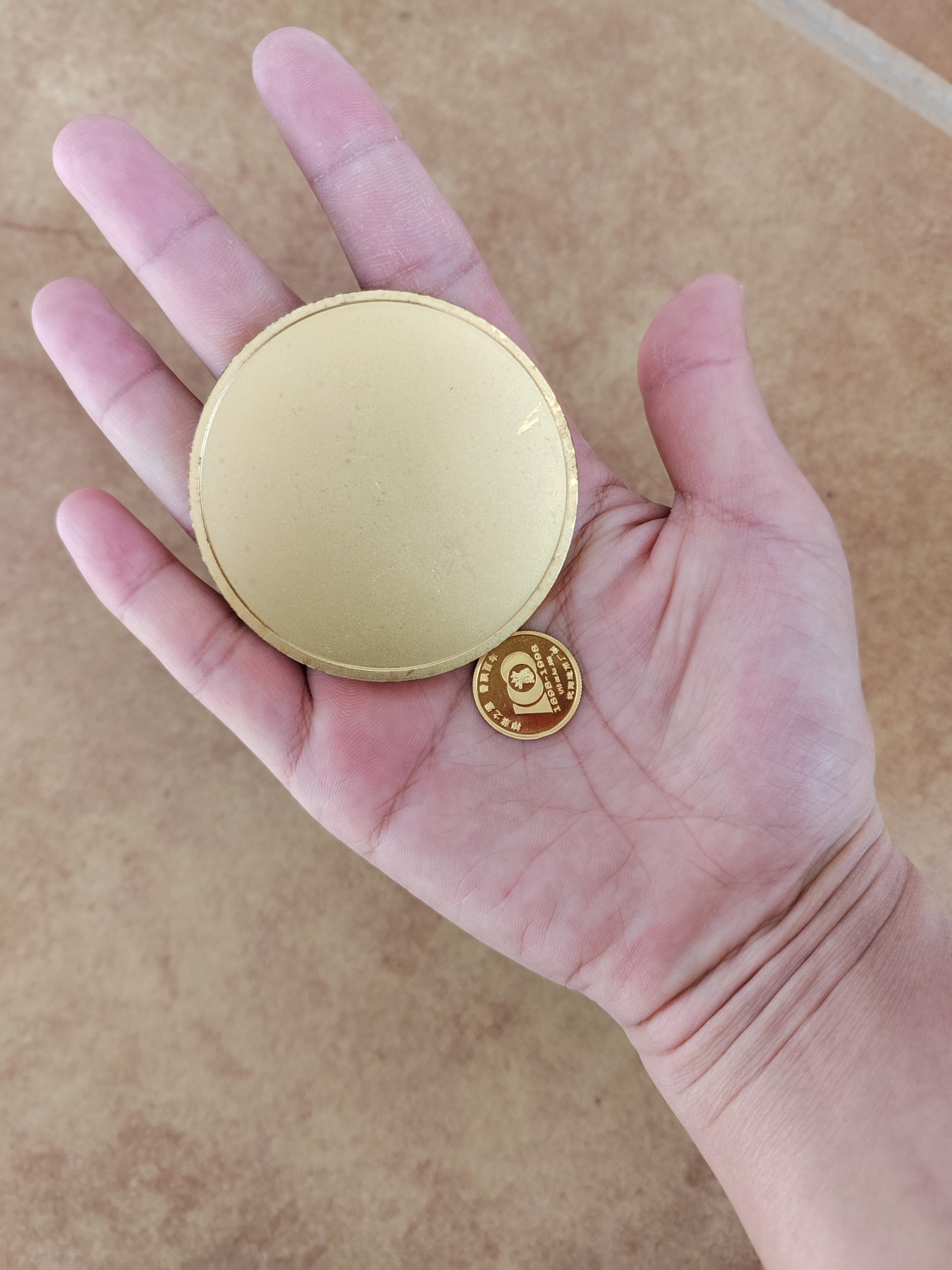 求长眼看看这个大个的金币是纯金还是镀金