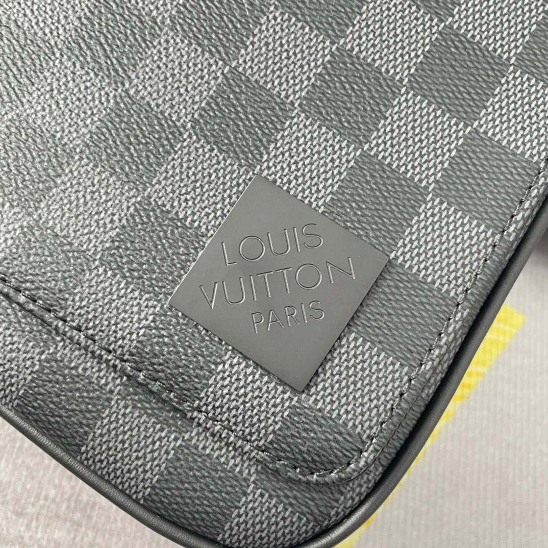 本人只做专柜品质，原单货。招代理，识货请加男表包13690322266或者包包13709663586分享更多LV、gucci、巴宝莉、爱马仕、普拉达、阿玛尼、香奈儿、范思哲、纪梵希、巴利、mcm、菲拉格慕、miumiu等品牌包包、钱包、衣服、眼镜、皮带手表、围巾丝巾资讯