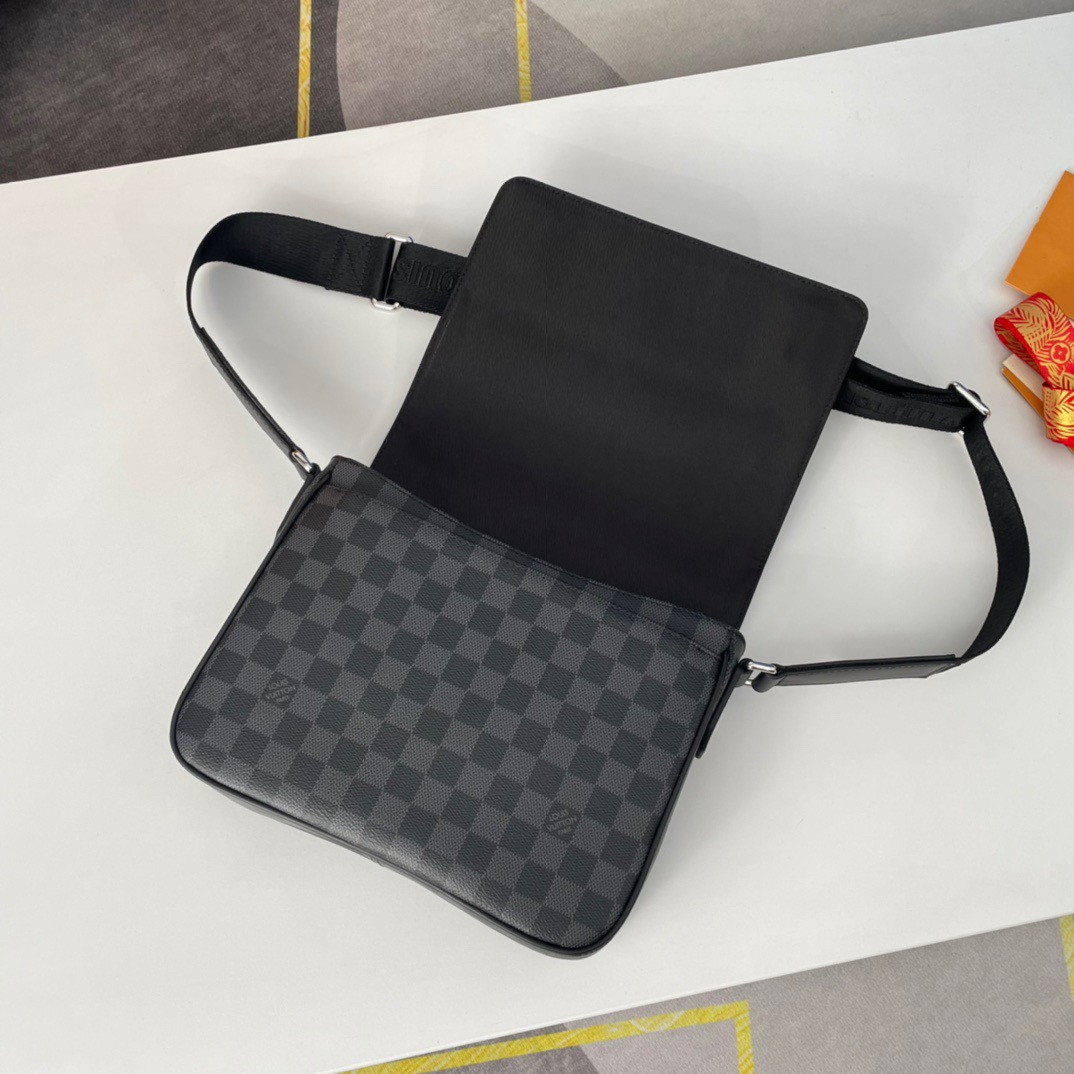 本人只做专柜品质，原单货。招代理，识货请加男表包13690322266或者包包13709663586分享更多LV、gucci、巴宝莉、爱马仕、普拉达、阿玛尼、香奈儿、范思哲、纪梵希、巴利、mcm、菲拉格慕、miumiu等品牌包包、钱包、衣服、眼镜、皮带手表、围巾丝巾资讯