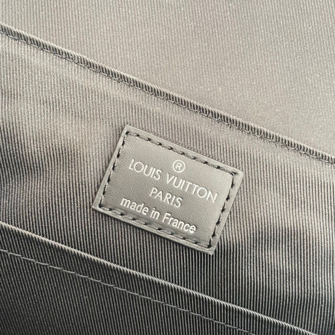 本人只做专柜品质，原单货。招代理，识货请加男表包13690322266或者包包13709663586分享更多LV、gucci、巴宝莉、爱马仕、普拉达、阿玛尼、香奈儿、范思哲、纪梵希、巴利、mcm、菲拉格慕、miumiu等品牌包包、钱包、衣服、眼镜、皮带手表、围巾丝巾资讯