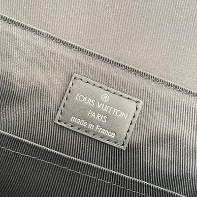 本人只做专柜品质，原单货。招代理，识货请加男表包13690322266或者包包13709663586分享更多LV、gucci、巴宝莉、爱马仕、普拉达、阿玛尼、香奈儿、范思哲、纪梵希、巴利、mcm、菲拉格慕、miumiu等品牌包包、钱包、衣服、眼镜、皮带手表、围巾丝巾资讯