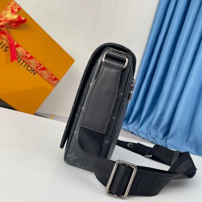 本人只做专柜品质，原单货。招代理，识货请加男表包13690322266或者包包13709663586分享更多LV、gucci、巴宝莉、爱马仕、普拉达、阿玛尼、香奈儿、范思哲、纪梵希、巴利、mcm、菲拉格慕、miumiu等品牌包包、钱包、衣服、眼镜、皮带手表、围巾丝巾资讯