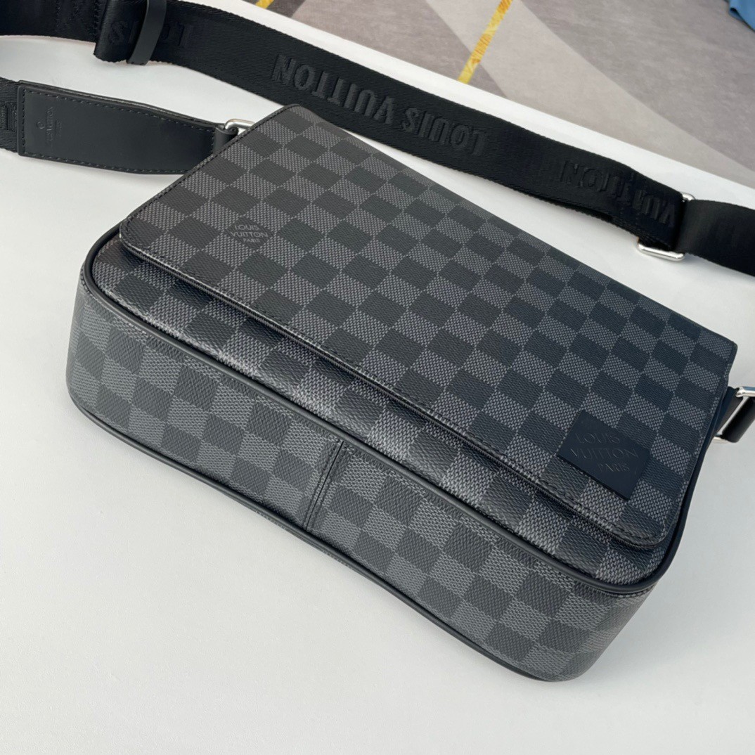 本人只做专柜品质，原单货。招代理，识货请加男表包13690322266或者包包13709663586分享更多LV、gucci、巴宝莉、爱马仕、普拉达、阿玛尼、香奈儿、范思哲、纪梵希、巴利、mcm、菲拉格慕、miumiu等品牌包包、钱包、衣服、眼镜、皮带手表、围巾丝巾资讯