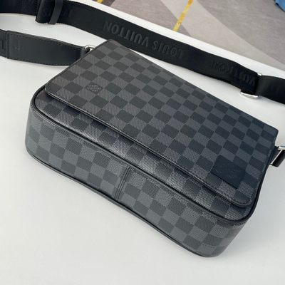 本人只做专柜品质，原单货。招代理，识货请加男表包13690322266或者包包13709663586分享更多LV、gucci、巴宝莉、爱马仕、普拉达、阿玛尼、香奈儿、范思哲、纪梵希、巴利、mcm、菲拉格慕、miumiu等品牌包包、钱包、衣服、眼镜、皮带手表、围巾丝巾资讯