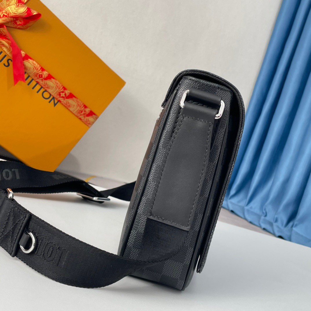 本人只做专柜品质，原单货。招代理，识货请加男表包13690322266或者包包13709663586分享更多LV、gucci、巴宝莉、爱马仕、普拉达、阿玛尼、香奈儿、范思哲、纪梵希、巴利、mcm、菲拉格慕、miumiu等品牌包包、钱包、衣服、眼镜、皮带手表、围巾丝巾资讯