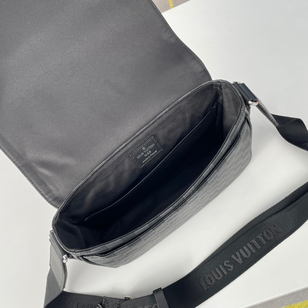 本人只做专柜品质，原单货。招代理，识货请加男表包13690322266或者包包13709663586分享更多LV、gucci、巴宝莉、爱马仕、普拉达、阿玛尼、香奈儿、范思哲、纪梵希、巴利、mcm、菲拉格慕、miumiu等品牌包包、钱包、衣服、眼镜、皮带手表、围巾丝巾资讯