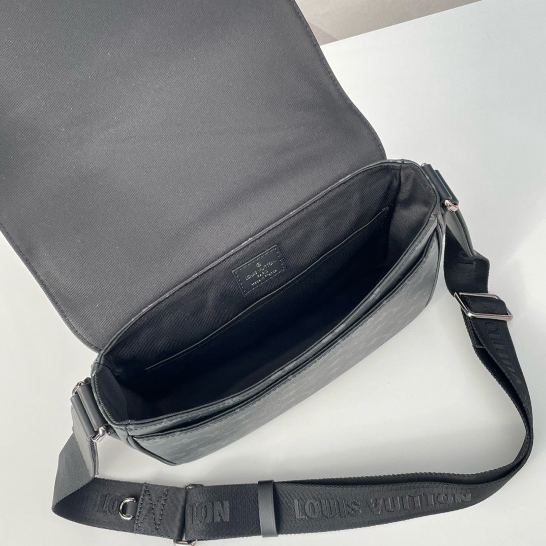 本人只做专柜品质，原单货。招代理，识货请加男表包13690322266或者包包13709663586分享更多LV、gucci、巴宝莉、爱马仕、普拉达、阿玛尼、香奈儿、范思哲、纪梵希、巴利、mcm、菲拉格慕、miumiu等品牌包包、钱包、衣服、眼镜、皮带手表、围巾丝巾资讯