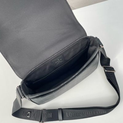 本人只做专柜品质，原单货。招代理，识货请加男表包13690322266或者包包13709663586分享更多LV、gucci、巴宝莉、爱马仕、普拉达、阿玛尼、香奈儿、范思哲、纪梵希、巴利、mcm、菲拉格慕、miumiu等品牌包包、钱包、衣服、眼镜、皮带手表、围巾丝巾资讯