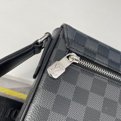 本人只做专柜品质，原单货。招代理，识货请加男表包13690322266或者包包13709663586分享更多LV、gucci、巴宝莉、爱马仕、普拉达、阿玛尼、香奈儿、范思哲、纪梵希、巴利、mcm、菲拉格慕、miumiu等品牌包包、钱包、衣服、眼镜、皮带手表、围巾丝巾资讯