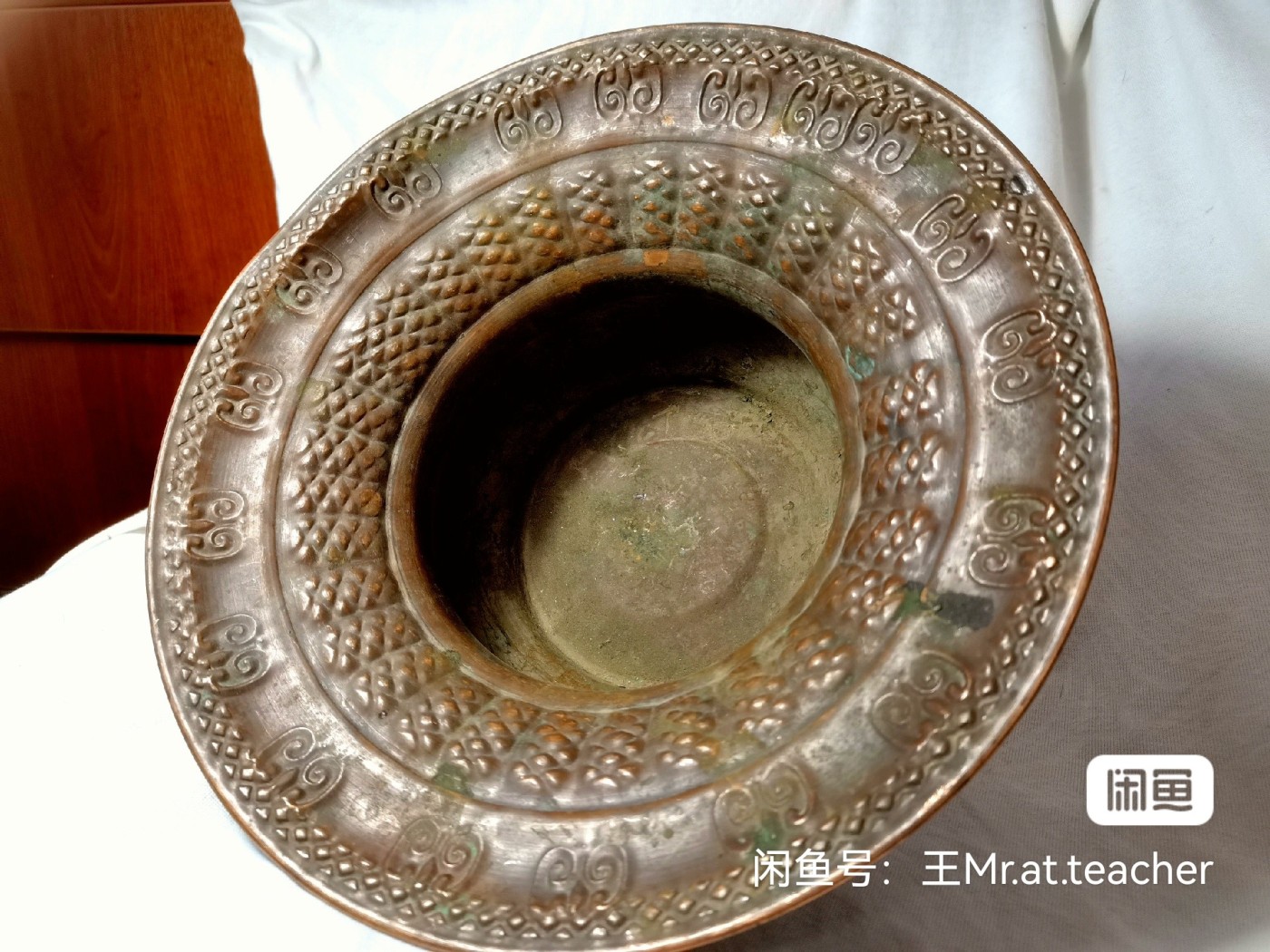 维吾尔族古红铜洗手盆，年代久远，纯手工，老旧，保存完好，无破损。盆边直径30㎝，高度10㎝，盆底直径12㎝，真诚价格可议