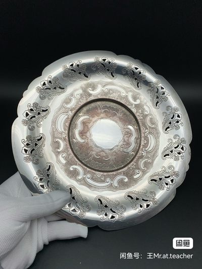 加拿大带回，19世纪，伯爵贵族铜镀银盘，有轻微露铜痕迹。直径23.5cm