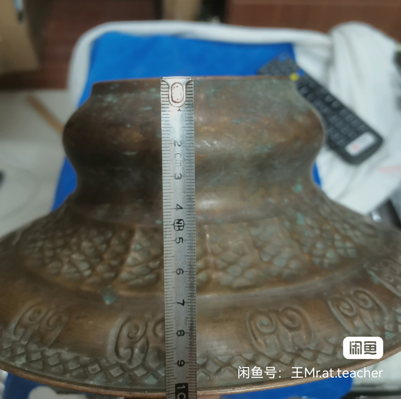 维吾尔族古红铜洗手盆，年代久远，纯手工，老旧，保存完好，无破损。盆边直径30㎝，高度10㎝，盆底直径12㎝，真诚价格可议