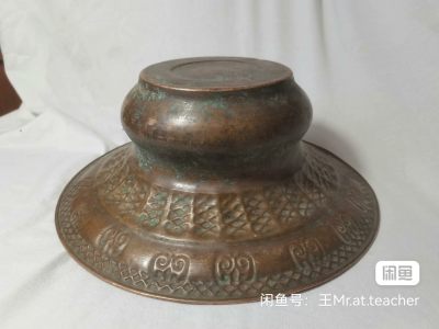 维吾尔族古红铜洗手盆，年代久远，纯手工，老旧，保存完好，无破损。盆边直径30㎝，高度10㎝，盆底直径12㎝，真诚价格可议