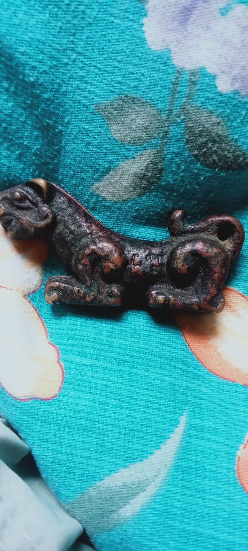 懂行的人一眼就看得出来真假 ，在我家好几代人了 反正传下来很多年了 ，货真有喜欢的朋友可以收藏 