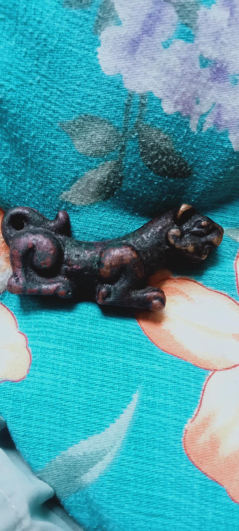 懂行的人一眼就看得出来真假 ，在我家好几代人了 反正传下来很多年了 ，货真有喜欢的朋友可以收藏 