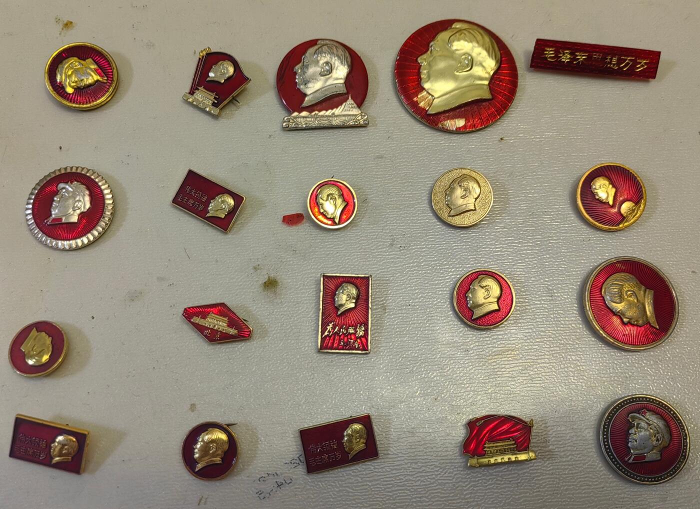 毛主席章小章20枚  保真包老，便宜出售