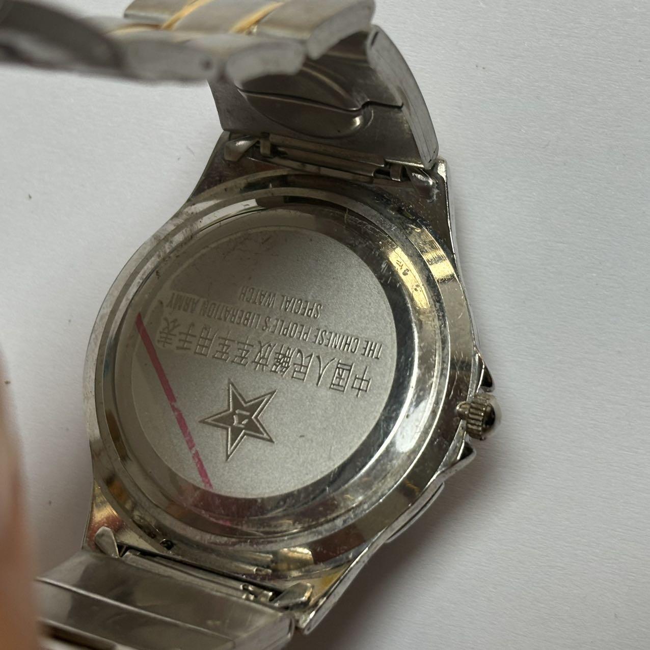 手表一只。带指南针