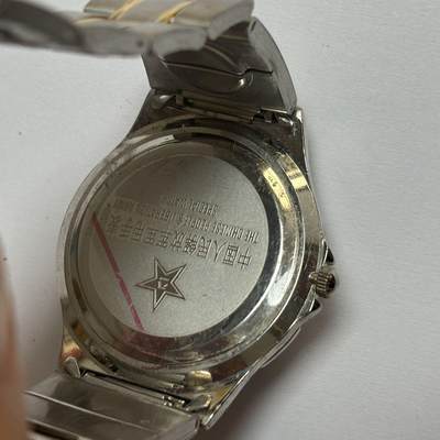 手表一只。带指南针