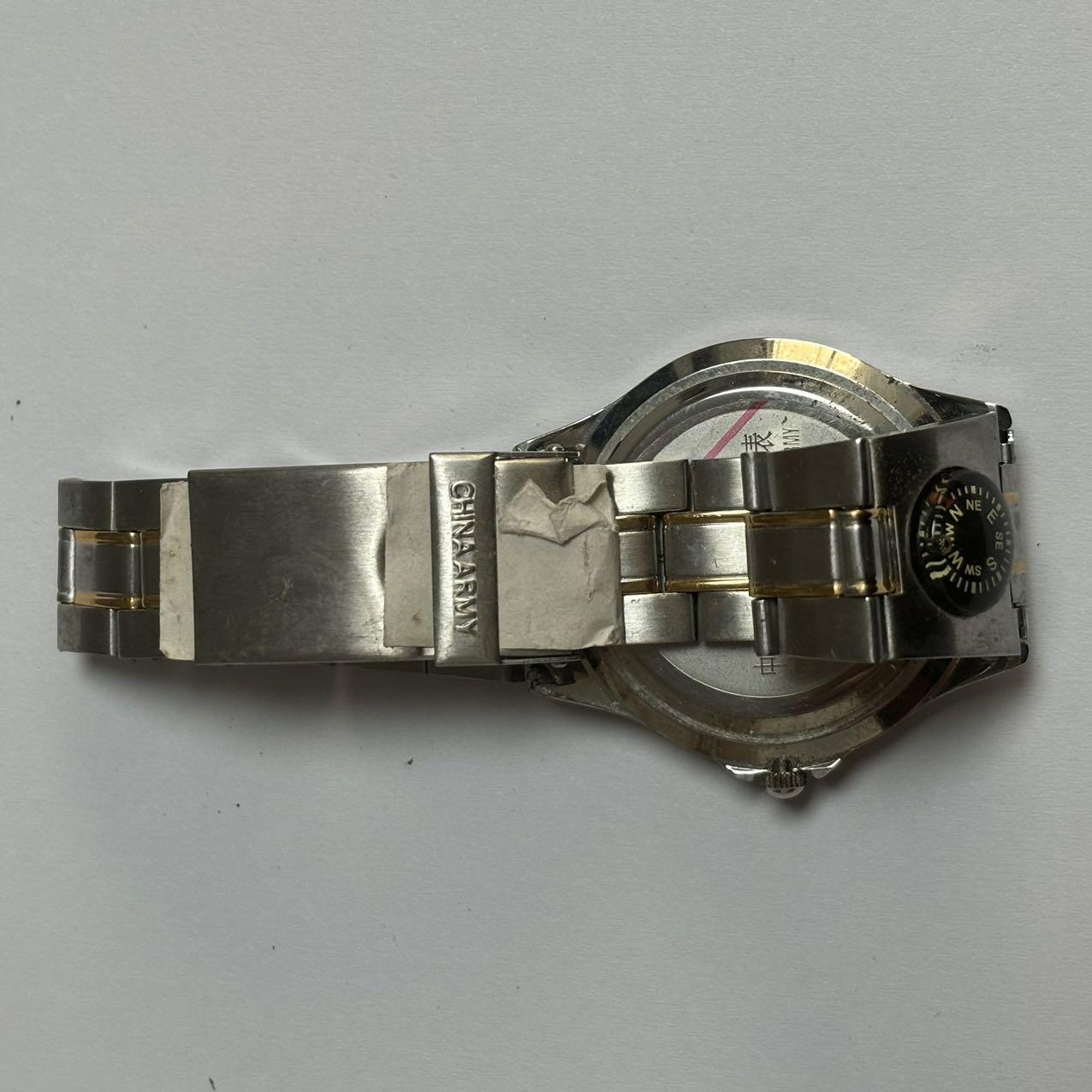 手表一只。带指南针