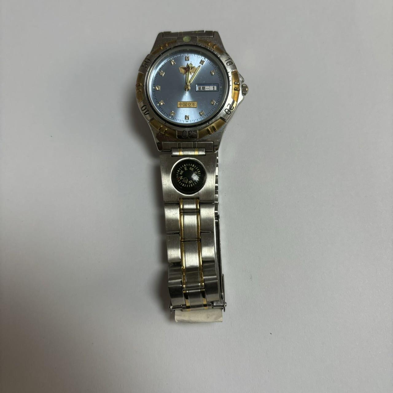 手表一只。带指南针