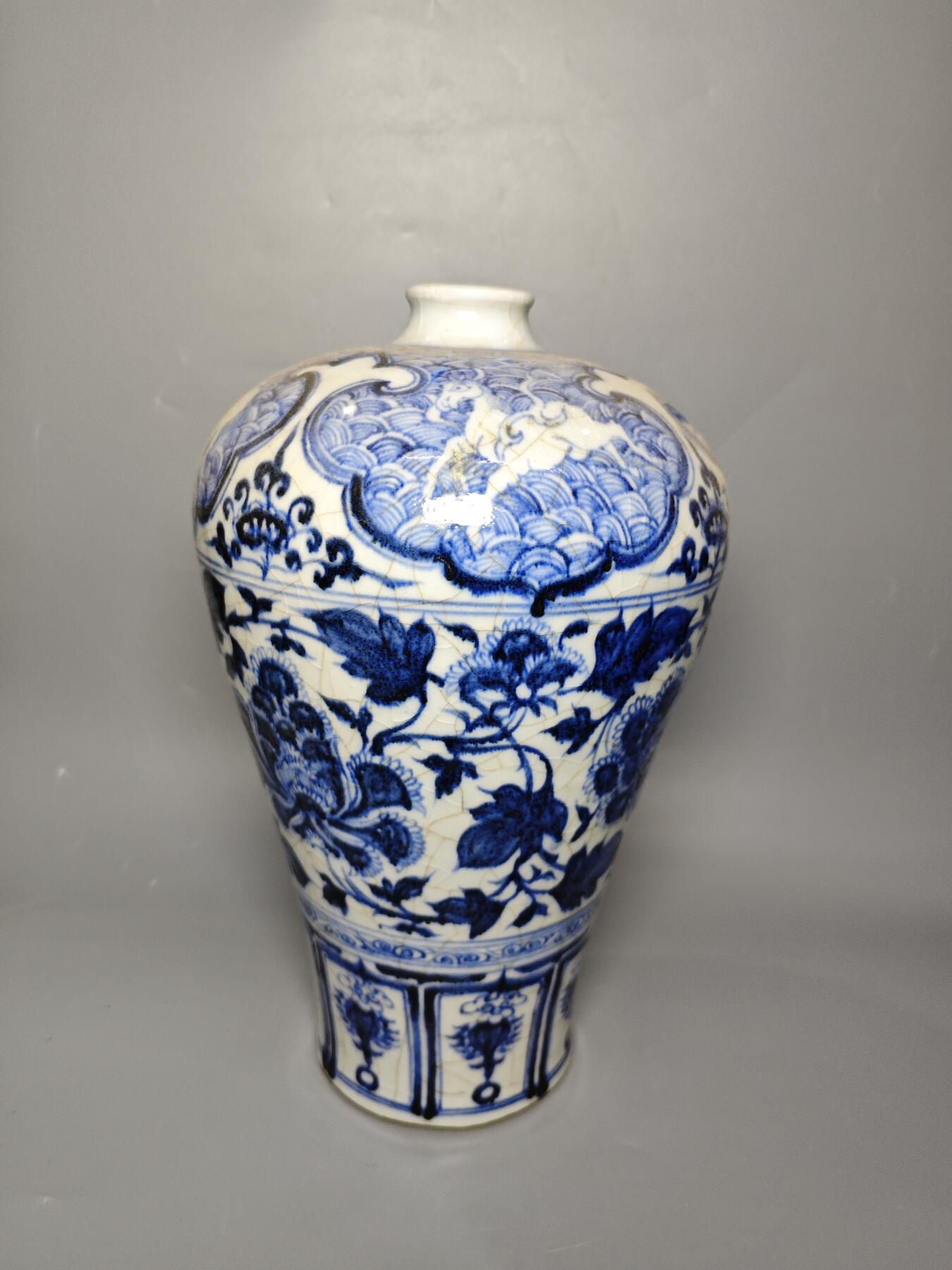 旧藏一件明清青花缠枝迷瓶一尊