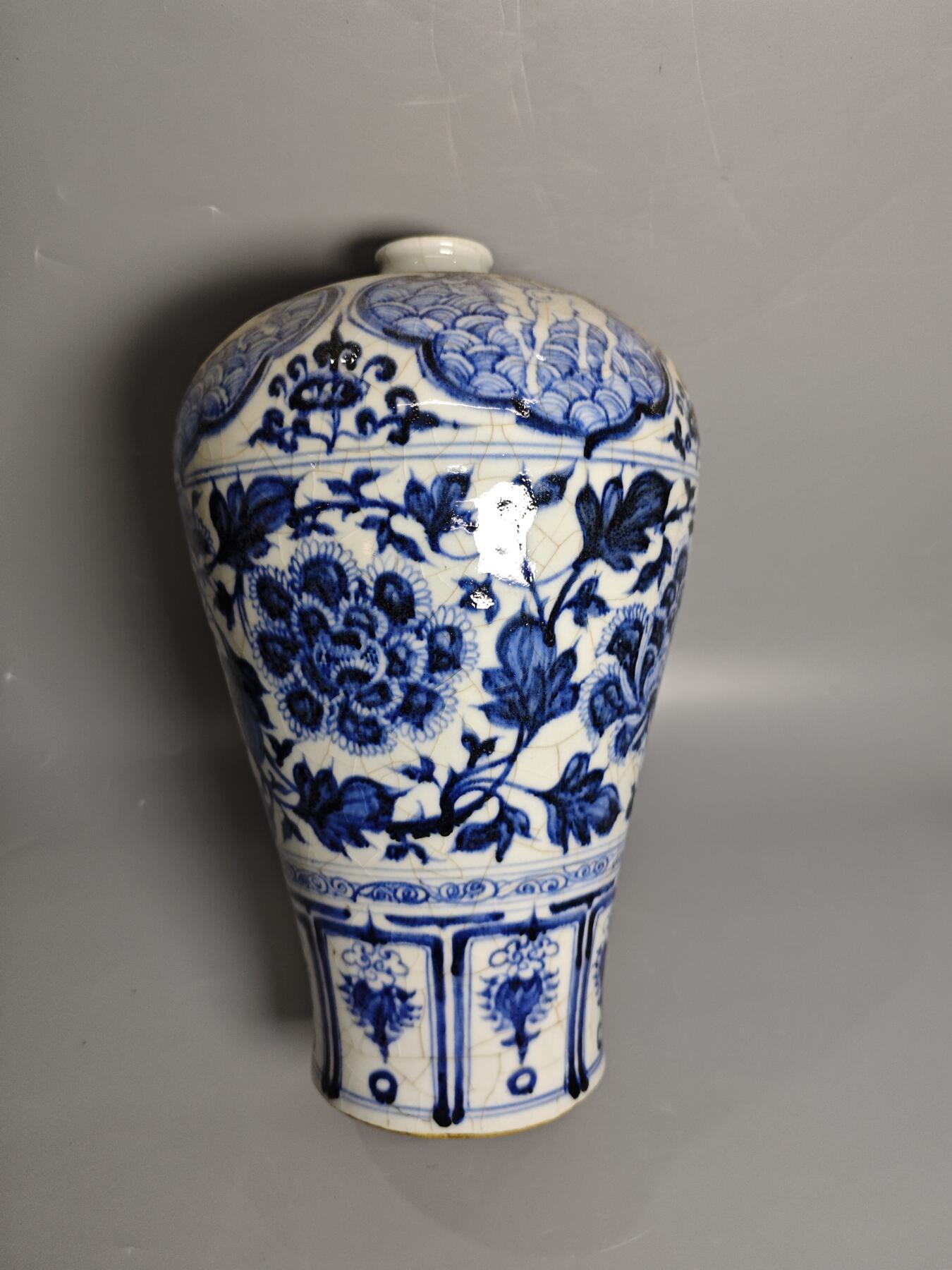 旧藏一件明清青花缠枝迷瓶一尊
