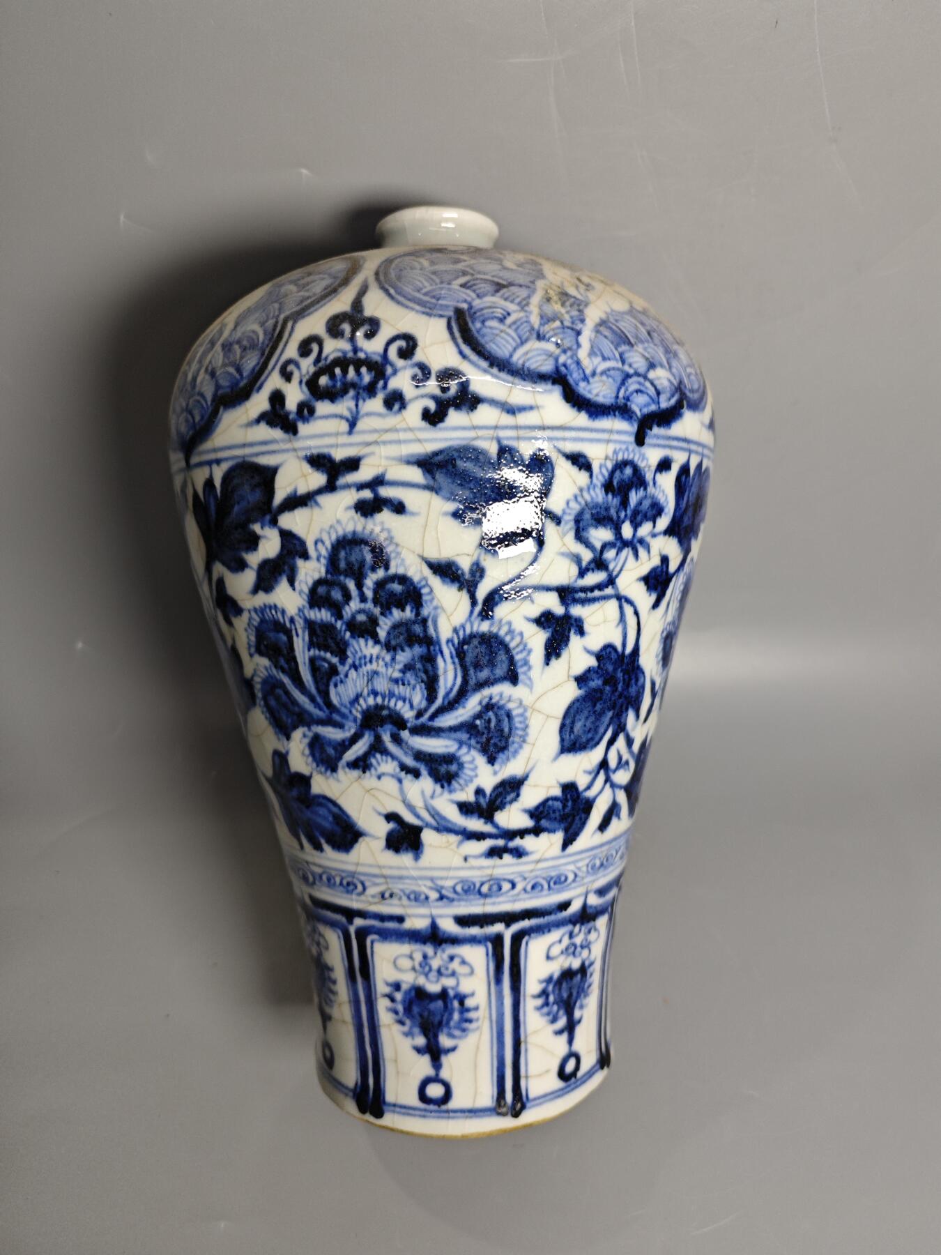旧藏一件明清青花缠枝迷瓶一尊