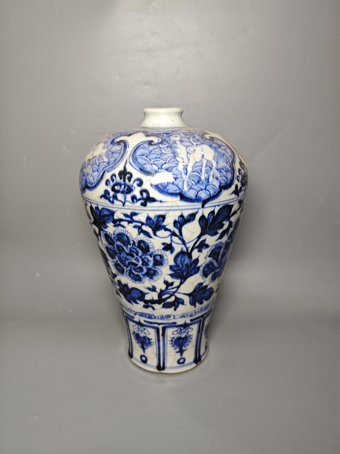 旧藏一件明清青花缠枝迷瓶一尊