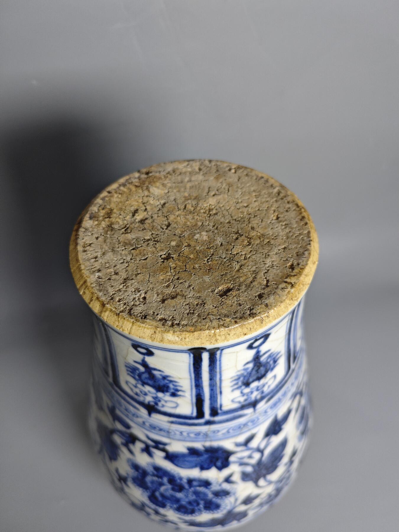 旧藏一件明清青花缠枝迷瓶一尊