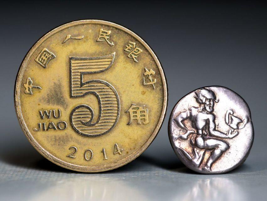            精美古希腊森林之神撒提尔和酒罐图小银币