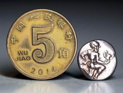           精美古希腊森林之神撒提尔和酒罐图小银币
