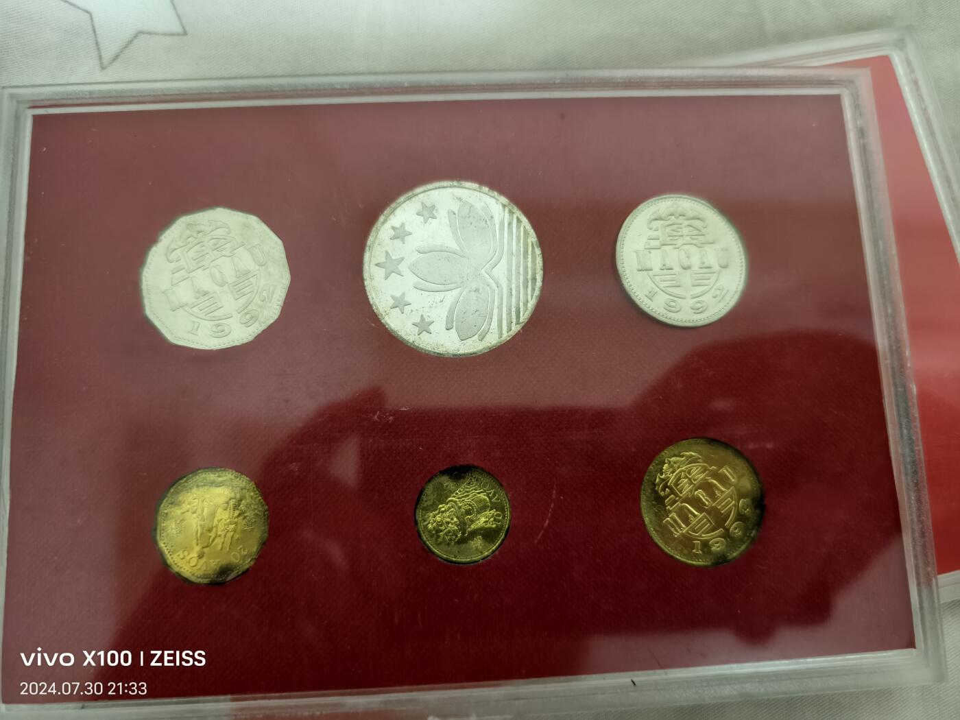 九七香港回归，澳门回归流通硬币套装。带纪念章。