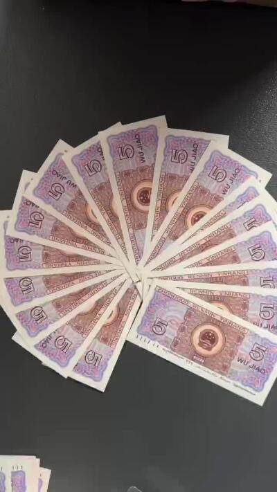 8005中国红满版强荧光 帝王金 三色彩蝶 大双边 蓝双边 蓝三彩 赤焱蝶舞 焱蝶舞 pmg评级 天水碧 黄金十二星 中国传统色 十二色 东方既白 紫霞仙子，大家互相交流荧光品种。
超低价出点8005WD和RF中国红刀货，全新每张0.99元起。
视力不好，暗记、瑕疵通通不会看，回家自己看，当附送。8005中国红荧光，爱好的朋友来找我，实物比图片漂亮。
