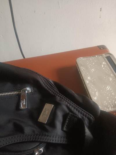 一个小包和一个卷烟器