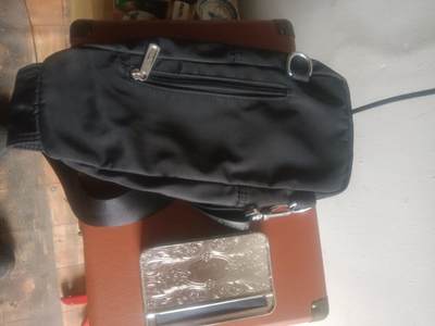 一个小包和一个卷烟器