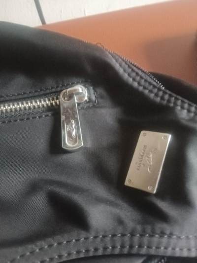 一个小包和一个卷烟器