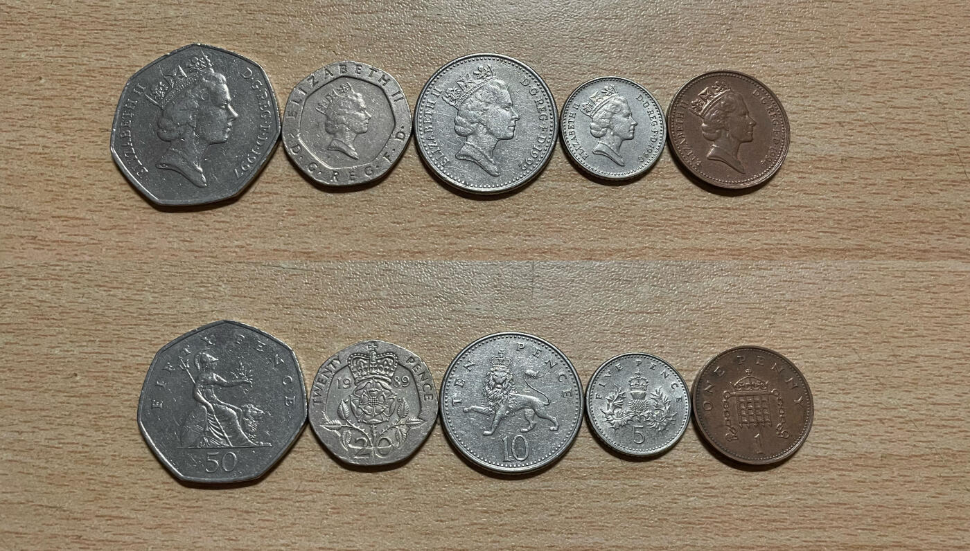 英国中年女王小版套币硬币