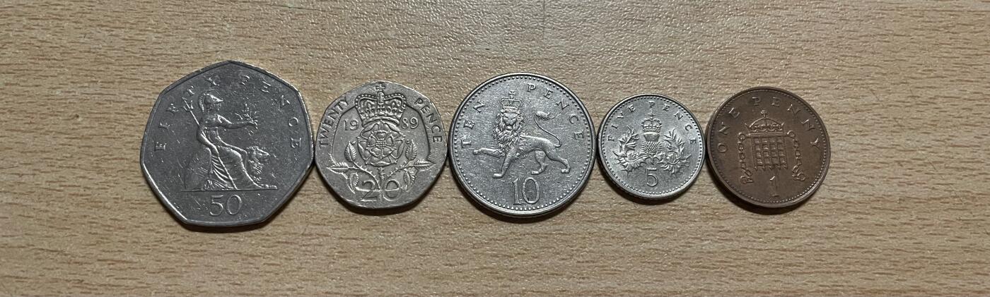 英国中年女王小版套币硬币