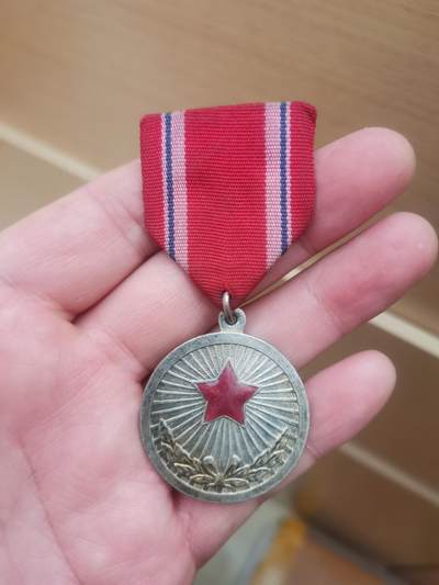 朝鲜五六十全代颁发红星奖章一枚