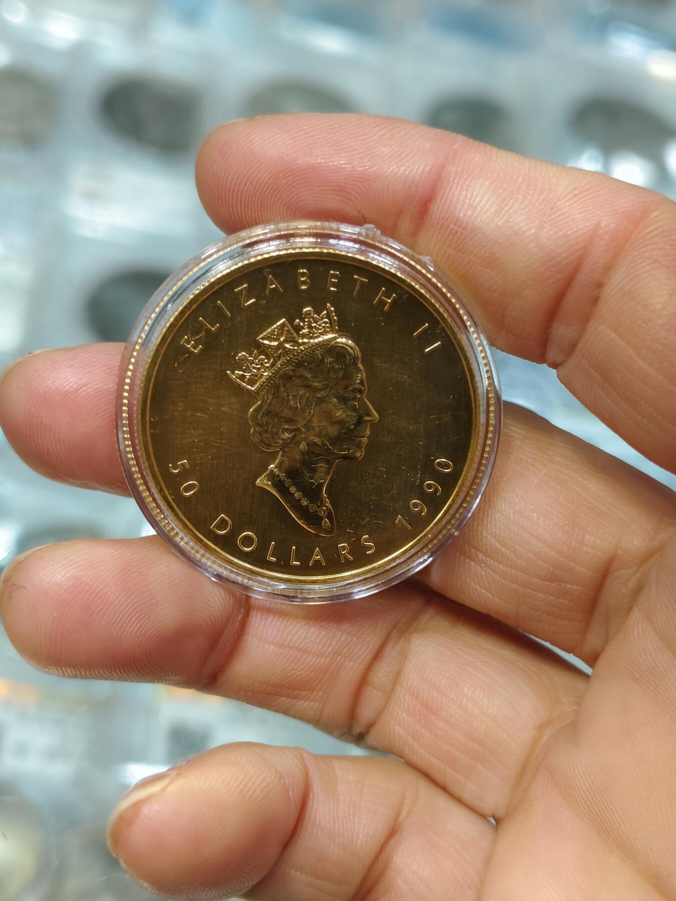 1990年枫叶金币一盎司卖19750元。